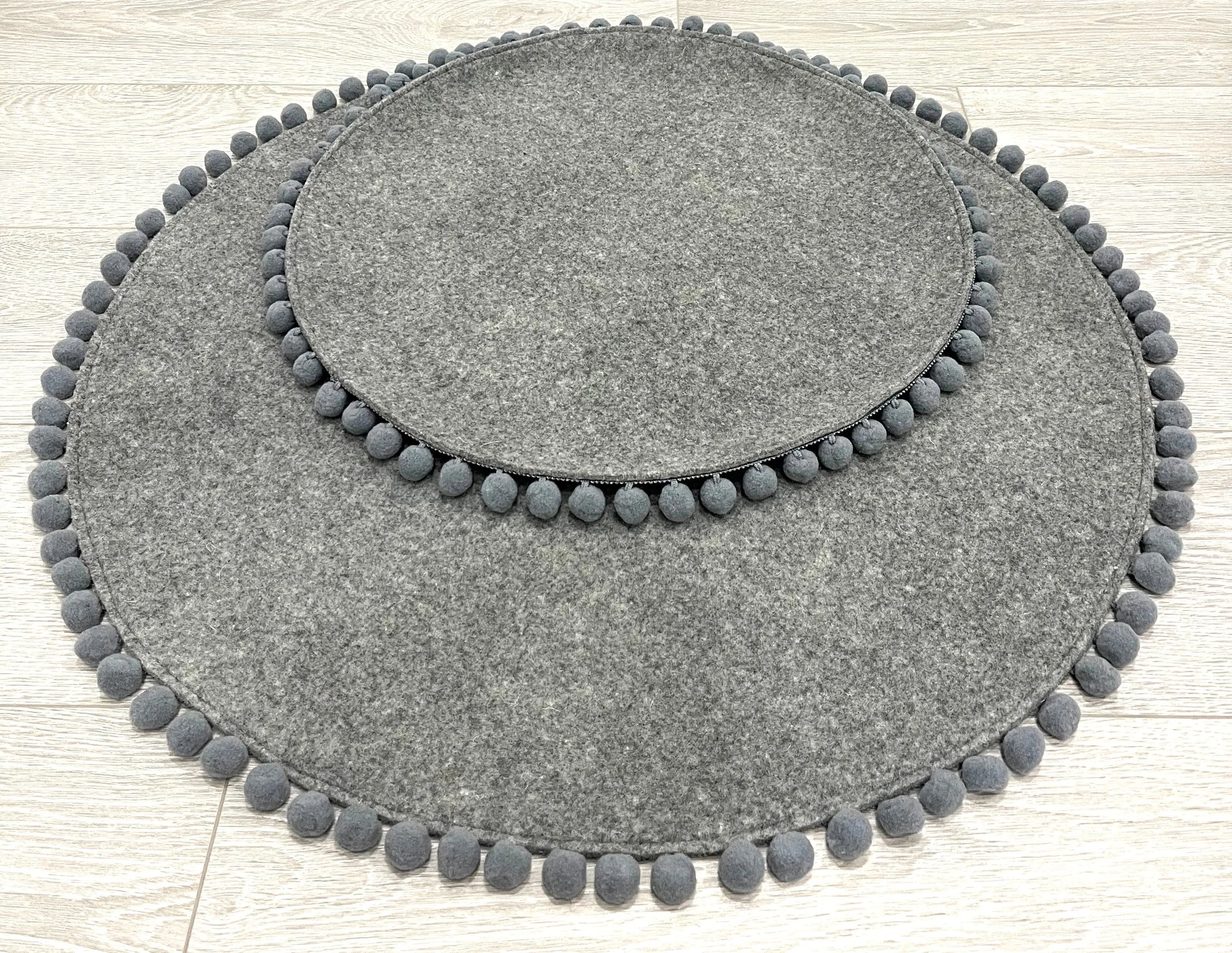 Saveplace® Round Pet Bed - Various Pom Poms, 2 Sizes Grey Chaos