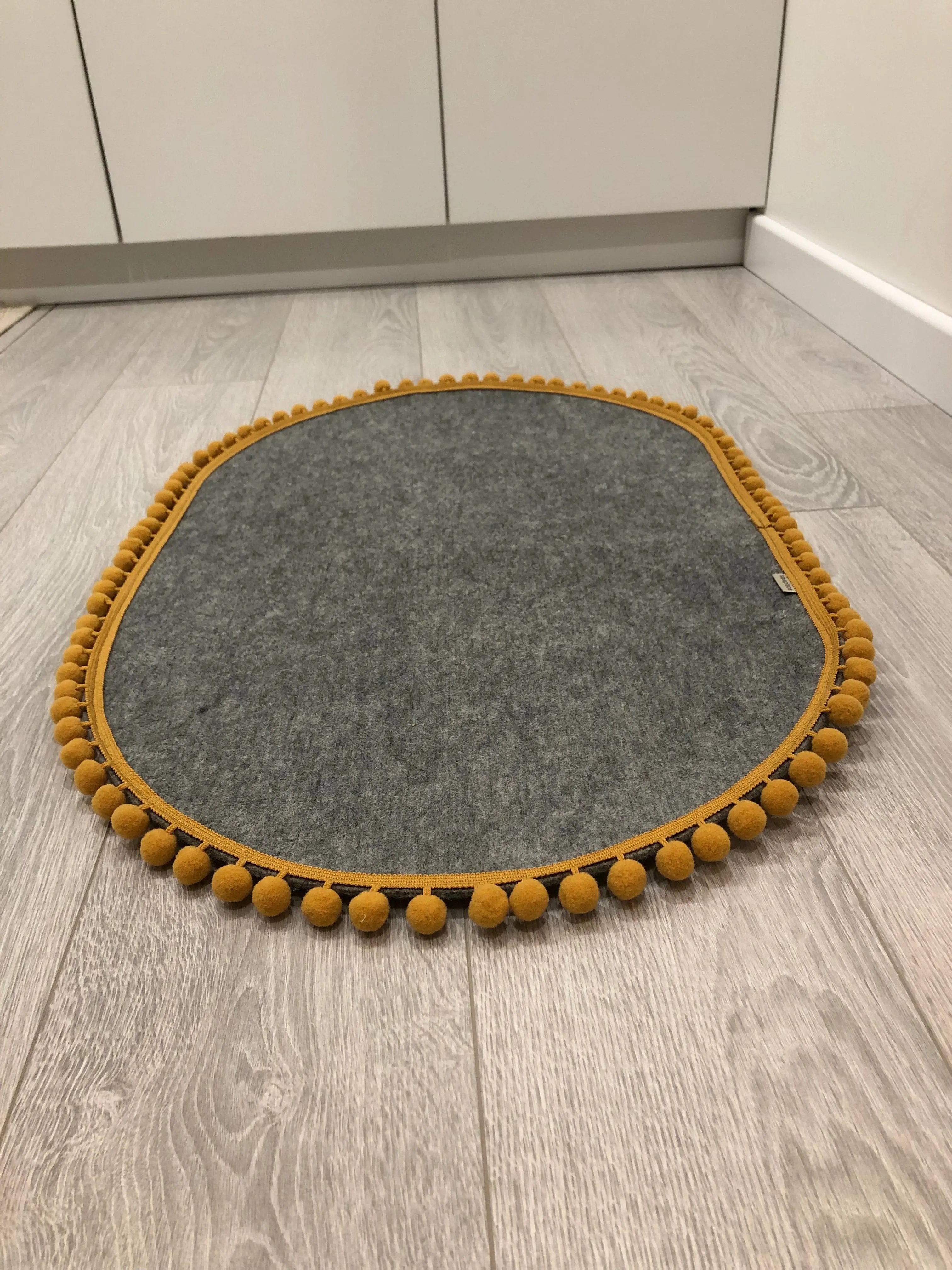 Saveplace® Pet Mat - Various Colors Pom Poms Grey Chaos