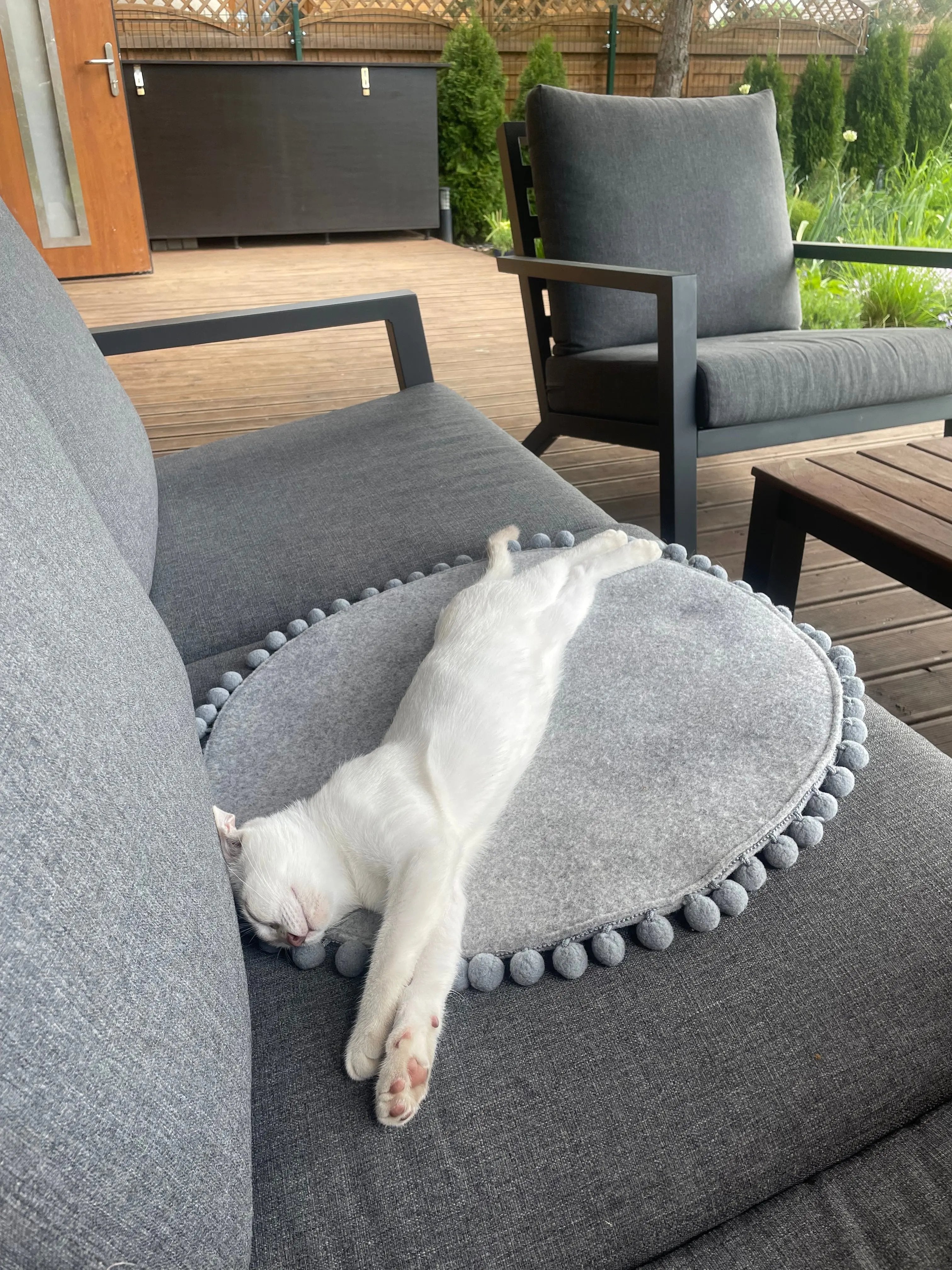 Saveplace® Round Pet Bed - Various Pom Poms, 2 Sizes Grey Chaos